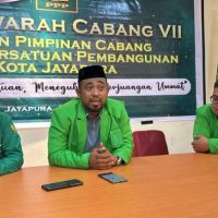 Akbar Arif (tengah) memberikan keterangan pers usai terpilih sebagai Ketua DPC PPP Kota Jayapura. (Foto : Syahriah)