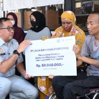 Penyerahan santunan kepada ahli waris korban kebakaran KMP Putri Yasmin. (Foto : Istimewa)
