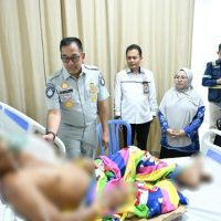 Direktur Utama Jasa Raharja, Muhammad Awaluddin mengunjungi korban KMP Putri Yasmin. (Foto : Istimewa)