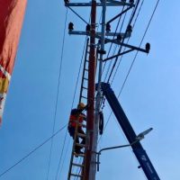 Petugas PLN tengah melakukan pemulihan sistem kelistrikan di salah satu lokasi terdampak bencana gempa bumi Flores, NTT. (Foto : Istimewa)
