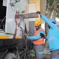 Petugas PLN melakukan pemeriksaan generator set untuk pengamanan kelistrikan di lokasi Upacara HUT ke-81 Kemerdekaan RI di Lapangan Astaka Pancing, Sumatera Utara. (Foto : Istimewa)
