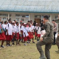 personel Satgas Kepolisian Operasi Damai Cartenz-2026 bersama Tim Support Psikologi berinteraksi langsung dengan para siswa. (Foto : Istimewa)