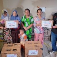 Perwakilan manajemen Astra Motor Papua menyalurkan bantuan sandang kepada korban terdampak kebakaran. (Foto : Istimewa)