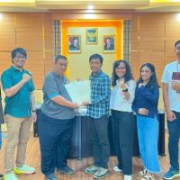 Penyerahan sertifikat. (Foto : istimewa)