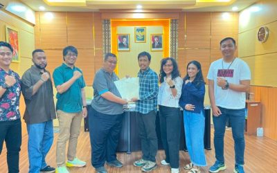 Penyerahan sertifikat. (Foto : istimewa)