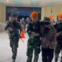 Pasukan Yon 462 Pasgat dan Satgas Mandala Koops TNI Habema dibawah kendali Kogabwilhan III, berhasil menangkap Wadanyon TPNPB-OPM Kodap 35 Bintang Timur, Abdon Kisamdu, di Bandara Nop Goliat Dekai, Kabupaten Yahukimo, Provinsi Papua Pegunungan. (Foto : Istimewa)