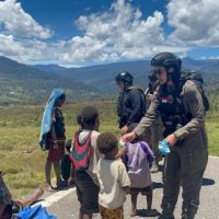 Personel Satgas Ops Damai Cartenz berinteraksi dengan anak-anak dan warga Sinak. (Foto : istimewa)