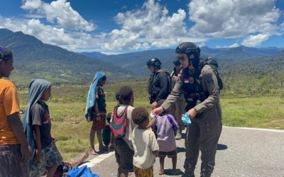 Personel Satgas Ops Damai Cartenz berinteraksi dengan anak-anak dan warga Sinak. (Foto : istimewa)