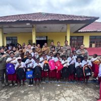 Personel Satgas ODC foto bersama warga Nduga. (Foto : Istimewa)