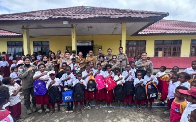Personel Satgas ODC foto bersama warga Nduga. (Foto : Istimewa)