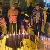 Doa dan bakar 1.000 lilin untuk 5 jurnalis liputan Krakatau. (Foto : Dok.Insan Pers Papua)