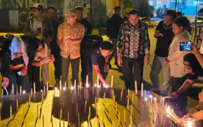 Doa dan bakar 1.000 lilin untuk 5 jurnalis liputan Krakatau. (Foto : Dok.Insan Pers Papua)
