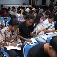 Rangkaian THRIVE Goes to Universitas Cenderawasih berlanjut melalui sesi Career Talks yang mengajak mahasiswa mengenal perjalanan membangun karier sekaligus mempersiapkan diri menghadapi dunia kerja. (Foto : Dok Telkomsel)