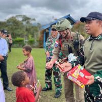 Personel juga berbagi makanan kepada anak-anak di sekitar lingkungan gereja. (Foto : Istimewa)