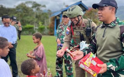 Personel juga berbagi makanan kepada anak-anak di sekitar lingkungan gereja. (Foto : Istimewa)