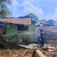 Diduga kosrleting, rumah prajurit Kodam Cenderawasih terbakar. (Foto : Istimewa)