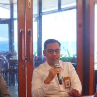 Yosua Rinaldy, Fatwa Aulia dan Kepala Bagian Pengawasan Perilaku PUJK, Edukasi, Pelindungan Konsumen dan LMSt OJK Provinsi Papua, Viktorinus Donny Vika Permana. (Foto : Syahriah)