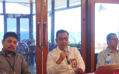 Yosua Rinaldy, Fatwa Aulia dan Kepala Bagian Pengawasan Perilaku PUJK, Edukasi, Pelindungan Konsumen dan LMSt OJK Provinsi Papua, Viktorinus Donny Vika Permana. (Foto : Syahriah)