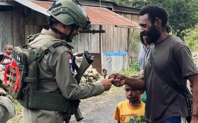 Di tengah kesibukan Pasar Lama Oksibil, Kabupaten Pegunungan Bintang, Jumat, 9 Oktober 2026, personel Satgas Kepolisian Operasi Damai Cartenz-2026 hadir menyapa warga, berbincang dengan pedagang, hingga membeli dagangan mereka.