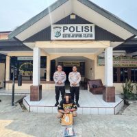 Tersangka sebelum diserahkan ke Kejari Jayapura. (Foto : istimewa)