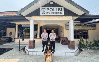 Tersangka sebelum diserahkan ke Kejari Jayapura. (Foto : istimewa)
