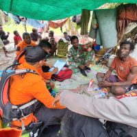 Tim SAR gabungan (Basarnas Merauke, Polsek Kimaam, Koramil Kimaam, serta pihak keluarga dan masyarakat setempat) akhirnya berhasil menemukan Tinus Waniko Samkakai, warga Kampung Mooi yang dilaporkan hilang saat berburu di Hutan Mooi, Distrik Waan, Kabupaten Merauke, Provinsi Papua Selatan sejak Sabtu, 3 Oktober 2026.