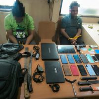 Satgas Kepolisian Operasi Damai Cartenz-2026 bersama Polda Papua mengamankan dua pria berinisial RS (37) dan SW (33) dalam pengembangan penyidikan dugaan jaringan distribusi senjata api dan amunisi ilegal di Perumnas III Waena, Kota Jayapura, Papua, Kamis , 15 Oktober 2026 sekitar pukul 10.30 WIT.