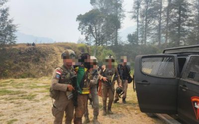 Satgas ODC bersama personel kepolisian mengenakan seragam taktikal sedang menggiring/mengamankan seorang pria di dekat kendaraan taktis (Foto : Istimewa)