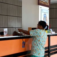Seorang warga Jayapura menggunakan layanan Pos Indonesia. (Foto : Syahriah)
