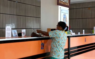 Seorang warga Jayapura menggunakan layanan Pos Indonesia. (Foto : Syahriah)