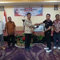 Penghargaan diserahkan secara langsung oleh Abdul Rahman Basri, Asisten II Bidang Perekonomian dan Pembangunan Setda Kabupaten Jayapura, kepada Randy Maulana Yusuf, Service Manager Astra Motor Papua.
