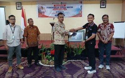 Penghargaan diserahkan secara langsung oleh Abdul Rahman Basri, Asisten II Bidang Perekonomian dan Pembangunan Setda Kabupaten Jayapura, kepada Randy Maulana Yusuf, Service Manager Astra Motor Papua.
