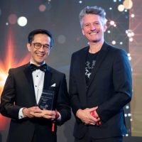 Direktur Human Capital Management Telkom Willy Saelan menerima penghargaan SDG Pioneer Award dalam ajang Reuters Events Global Sustainability Awards 2026 di London