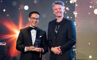Direktur Human Capital Management Telkom Willy Saelan menerima penghargaan SDG Pioneer Award dalam ajang Reuters Events Global Sustainability Awards 2026 di London