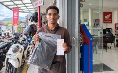 Dapat jas hujan secara gratis setelah melakukan servis motor Honda.