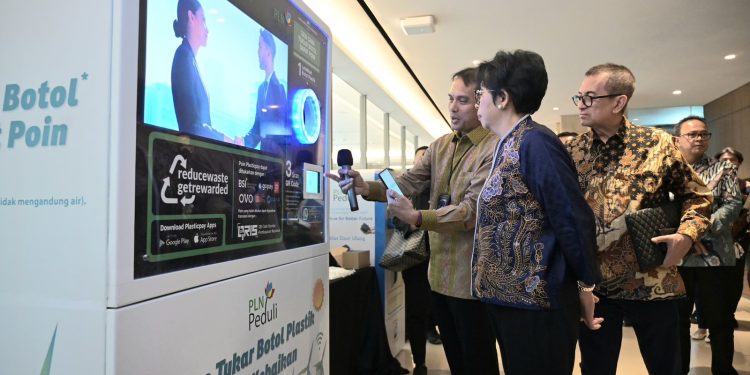 Melalui Program Green Action, Insan PLN Diajak Kelola Sampah Botol Plastik dan Baju Bekas