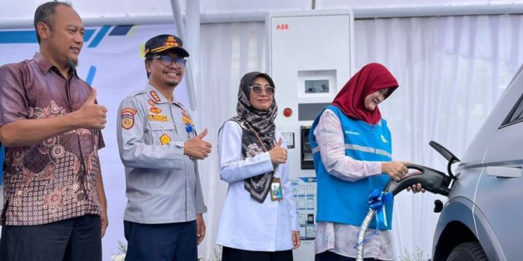 Pastikan SPKLU Siap Layani Pemudik, GM PLN Jabar Lakukan Inspeksi